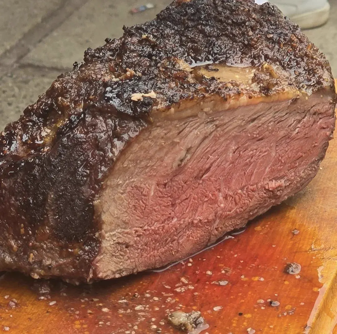 Corte de vacuno recién salido de la parrilla, en su punto